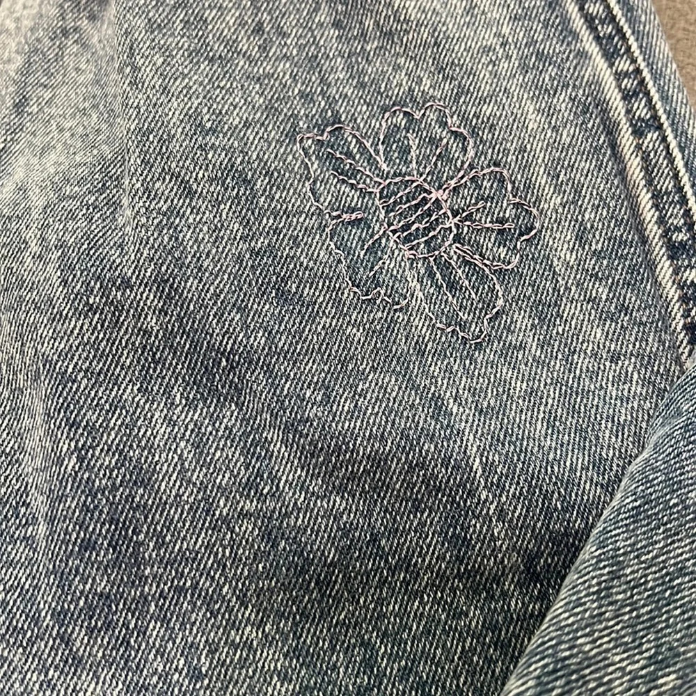 Distressed Embroidered Floral Boyfriend Jeans Raw Hem Boho Grunge Size 9 - Picture 9 of 10